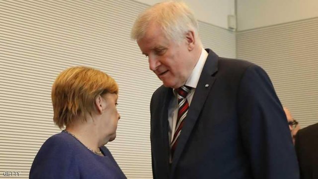 وزیر کشور آلمان با مرکل سازش کرد و دولت ائتلافی نجات یافت