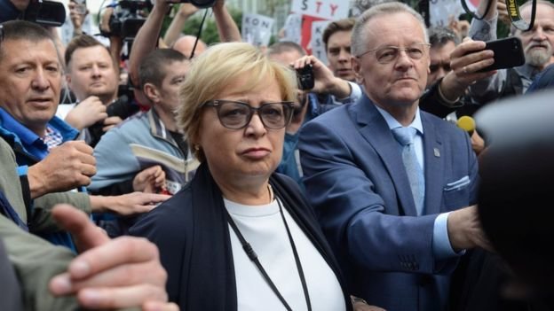 رئیس دادگاه عالی لهستان قانون بازنشستگی دولت را نادیده گرفت و سر کار رفت