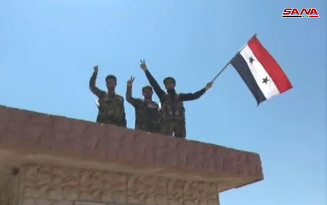 پرچم سوریه پس از سال‌ها بار دیگر بر فراز گذرگاه قنیطره به اهتزاز درآمد