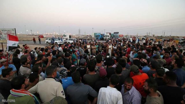 تظاهرکنندگان عراقی جاده منتهی به منطقه نفت‌خیز “الزبیر” را مسدود کردند