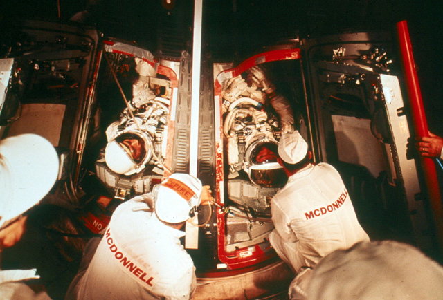 پروازی که سفر آمریکاییها به ماه را ۲سال جلو انداخت+تصاویر جمینی 10