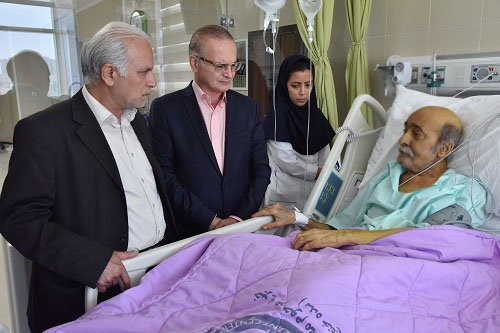 عیادت رئیس علوم پزشکی شیراز از هنرمندان بستری در بیمارستان بوعلی‌سینا