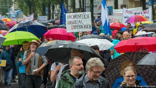 تظاهرات هزاران تن در مونیخ در مخالفت با سیاست ضدپناهجویی
