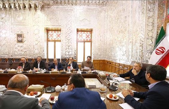 تصویب طرح مبارزه با مفاسد اقتصادی در کمیسیون حقوقی با حضور لاریجانی