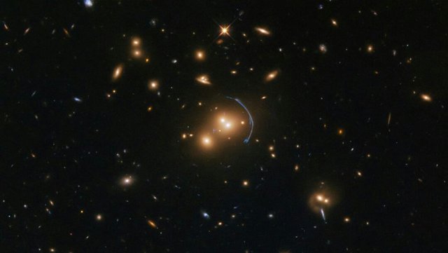 ظهور پدیده همگرایی گرانشی در یک خوشه کهکشانی