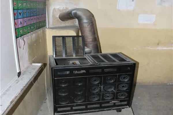 ۳۵ مدرسه روستایی باشت از بخاری نفتی مجاز استفاده می‌کنند