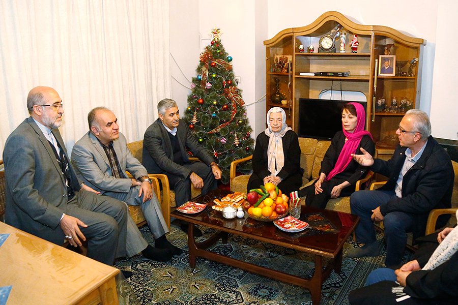 مدیرعامل بانک دی با خانواده شهید «ژرژ کشیش هارطون» از شهدای جنگ تحمیلی دیدار کرد.