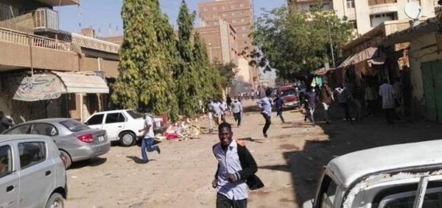 پلیس سودان به سمت تظاهرکنندگان گاز اشک‌آور شلیک کرد