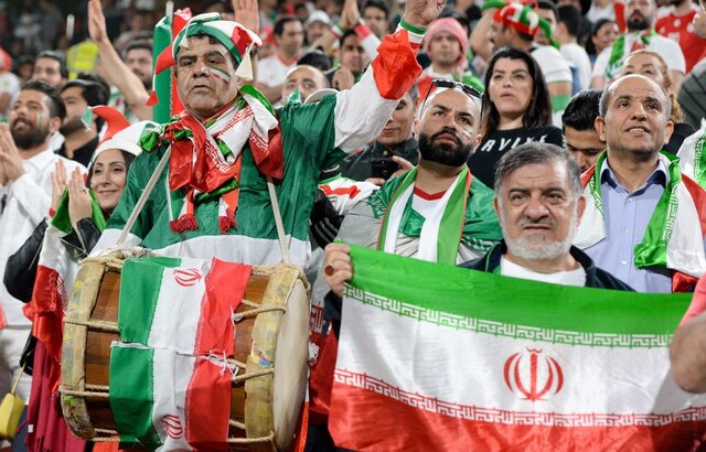 ورود تماشاگران ایرانی و ژاپنی به ورزشگاه هزاع بن‌زاید