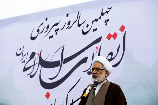 منتظری: بزرگترین دستاورد انقلاب اسلامی هویت بخشی به ملت است