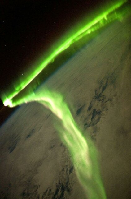 تصاویر شفق‌های قطبی از فضا