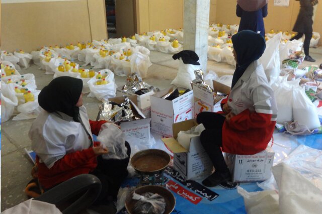 توزیع ۱۵ هزار بسته غذایی بین سیل‌زدگان لرستان توسط هلال احمر