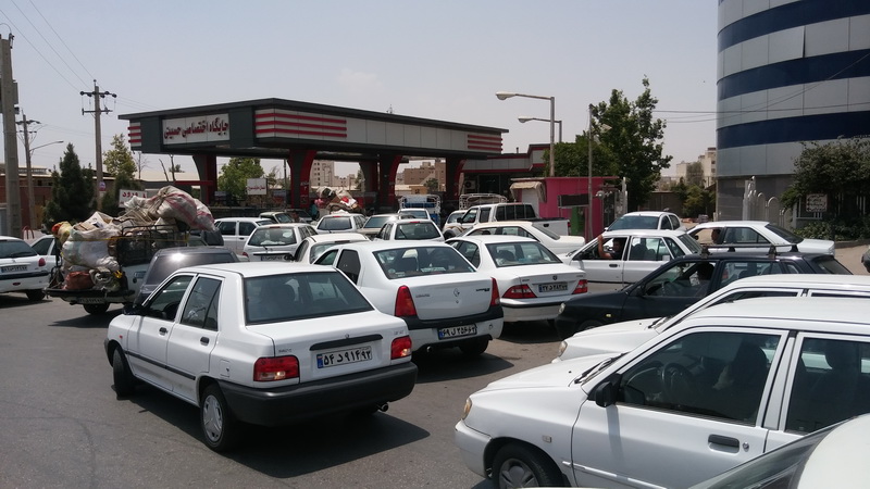 هجوم مردم به پمپ بنزین‌ها