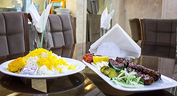 بوفه متنوع شام و افطاری در فضای تاریخی رستوران طریقت لاله زار بهمراه تکنوازی زنده با ۴۰درصد تخفیف
