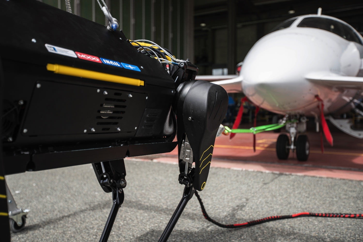 این ربات ایتالیایی هواپیما را حرکت می دهد+عکس