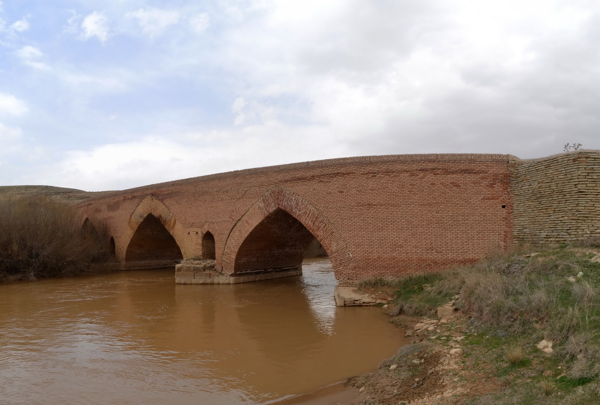 مرمت دوباره پل صفوی که به نادرستی در سال ۸۴ بازسازی شده