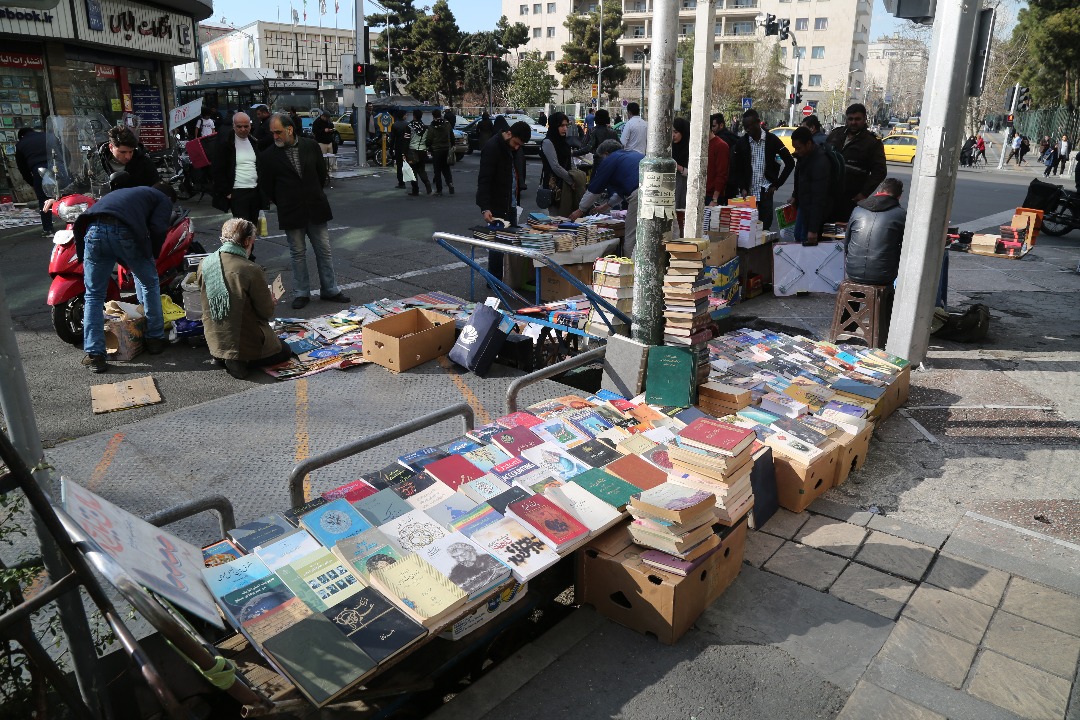 ارزان فروشی کتب قاچاق در بساط دست فروشان