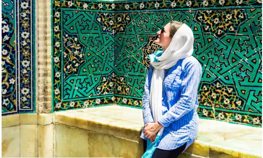 سفر به ایران با حجاب از دیدگاه روزنامه‌نگار فرانسوی