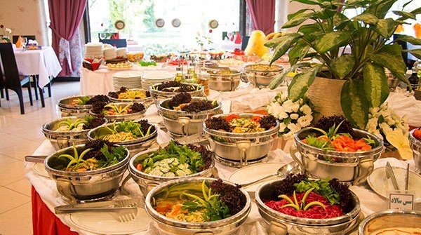 رستوران مجلل رز هتل پارسیان استقلال ویژه سالاد بار به همراه پکیج ناهار یا شام با ۳۴درصد تخفیف