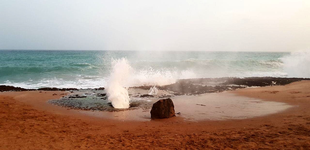 موج ها و فواره طبیعی آب در ساحل چابهار، زیبا و گردشگرپسند