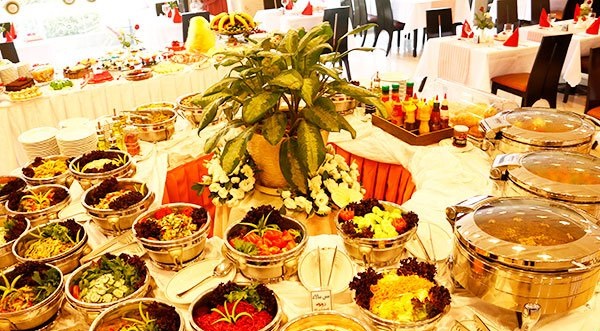 رستوران مجلل رز هتل پارسیان استقلال ویژه سالاد بار به همراه پکیج ناهار یا شام با ۳۲درصد تخفیف
