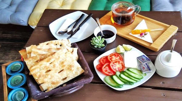 سفارش بشقاب صبحانه ایرانی و انگلیسی در کافه نمکدون با ۵۰درصد تخفیف