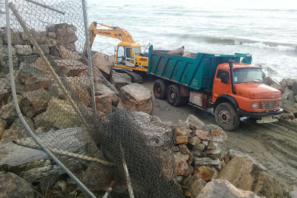 تخریب یک سازه غیرمجاز دریایی در سواحل مازندران