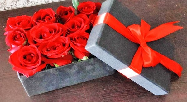 باکس های متنوع گل رز قرمز، سفید،‌ آبی،‌ لبه صورتی در گلسرای رز سفید تا ۶۸درصد تخفیف