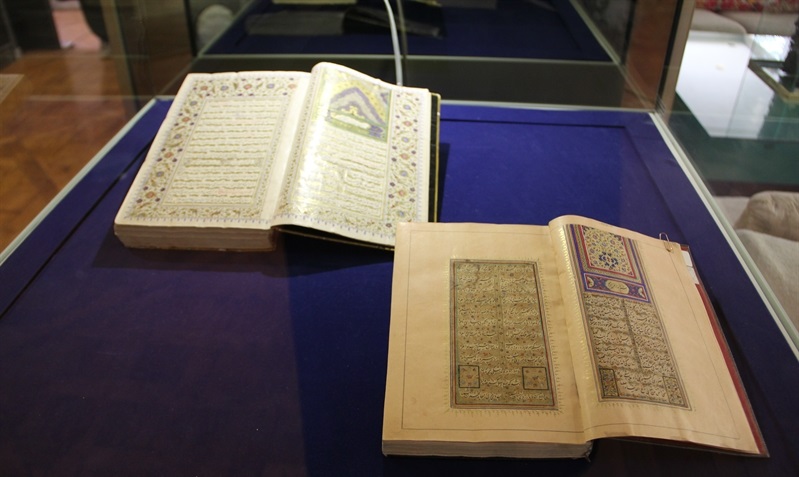 نمایش دو نسخه خطی دیوان حافظ در موزه کتابخانه اختصاصی مجموعه نیاوران