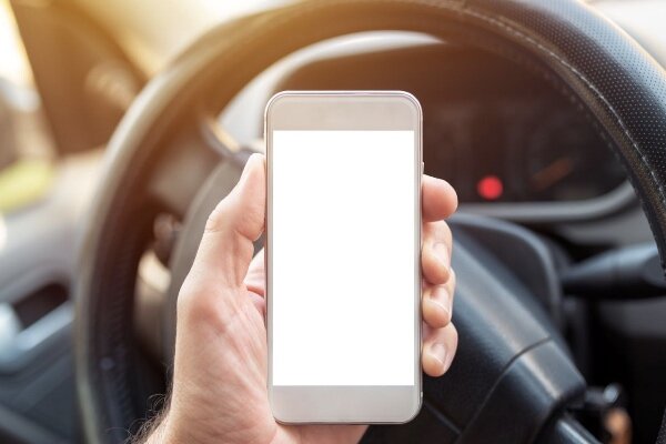 جریمه ۲۰۰ پوندی برای لمس موبایل در حین رانندگی