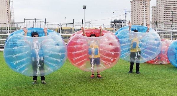 فوتبال حبابی در مجموعه تفریحی بام لند چیتگر با ۵۰درصد تخفیف