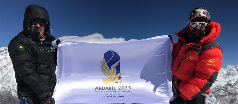 پرچم «اردبیل ۲۰۲۳» در قله آمادابلام نیز به اهتزاز درآمد