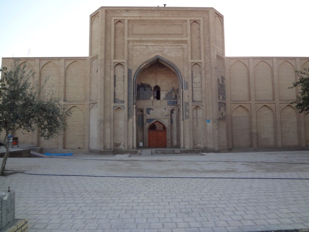 فرونشست محوطه مسجدجامع تاریخی ورامین به حال خود رها شده است