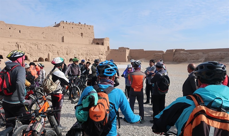 رکاب زنی دوچرخه‌سواران یزدی در بافت تاریخی