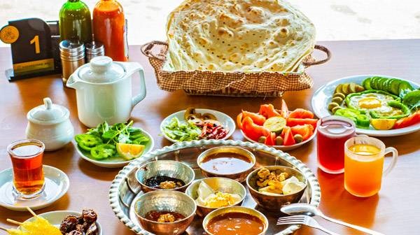 صبحانه‌های لذیذ و رنگارنگ با نان داغ در کباب‌سرای بناب کاج با ۶۰درصد تخفیف