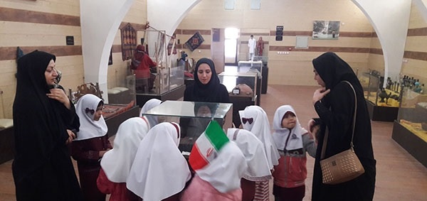 بازدید دانش‌آموزان از موزه مردم‌شناسی آزادشهر