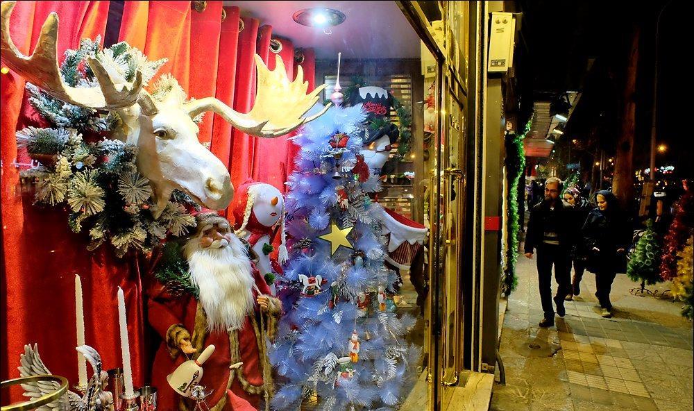 بابانوئل و کاج های میلیونی در بازار کریسمس