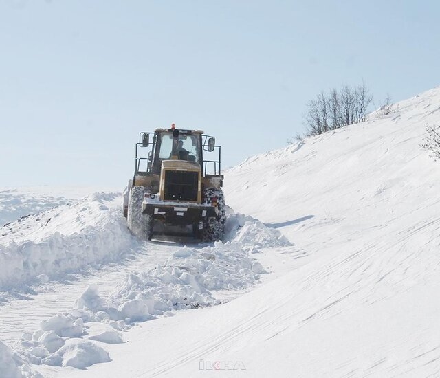 برف راه ۱۰۰ روستای سنقروکلیایی را بست