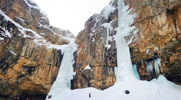 تور یک روزه آبشار یخی خور و برف بازی با آژانس مسافرتی تفریحات پنج قاره با ۴۱درصد تخفیف