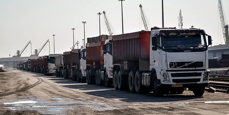 بارگیری روزانه ۱۶۰۰ کامیون کالای اساسی در بندر امام