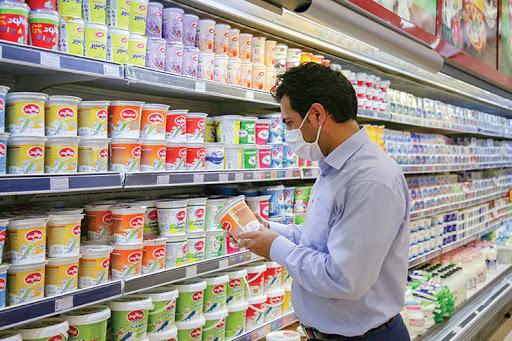 با وجود عدم ابلاغ رسمی افزایش قیمت، شیرخام ۶۴۰۰ تومان فروخته می شود/حذف لبنیات از سبد خرید خانوار