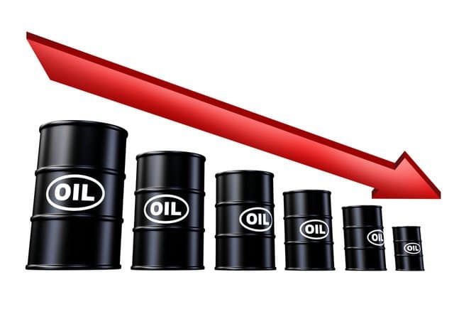 نفت از افزایش دلار ضرر کرد