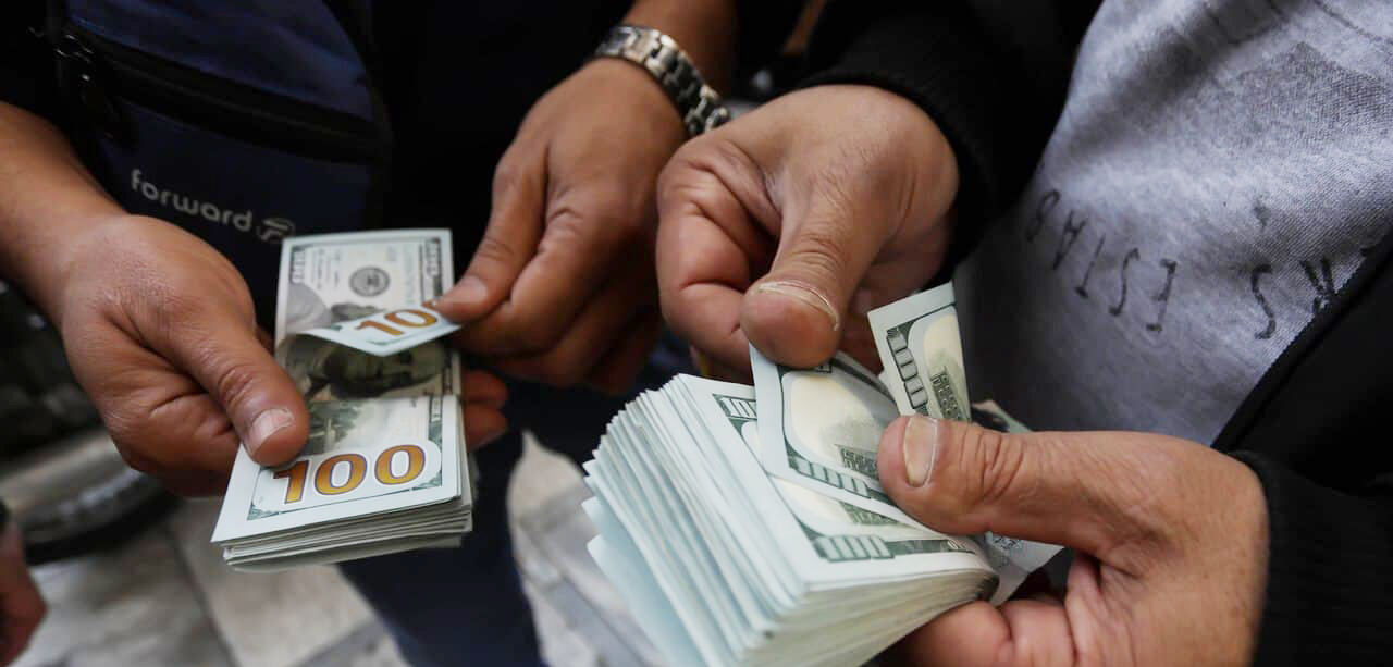 تخصیص ارز ۴۲۰۰ تومانی منابع مالی دولت را هدر داد