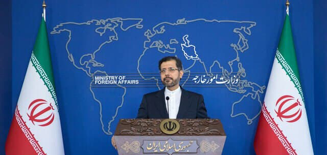 مذاکرات را با خوش‌بینی پیگیری می‌کنیم/ گفت‌وگوی سرپایی وزیران خارجه ایران و عربستان