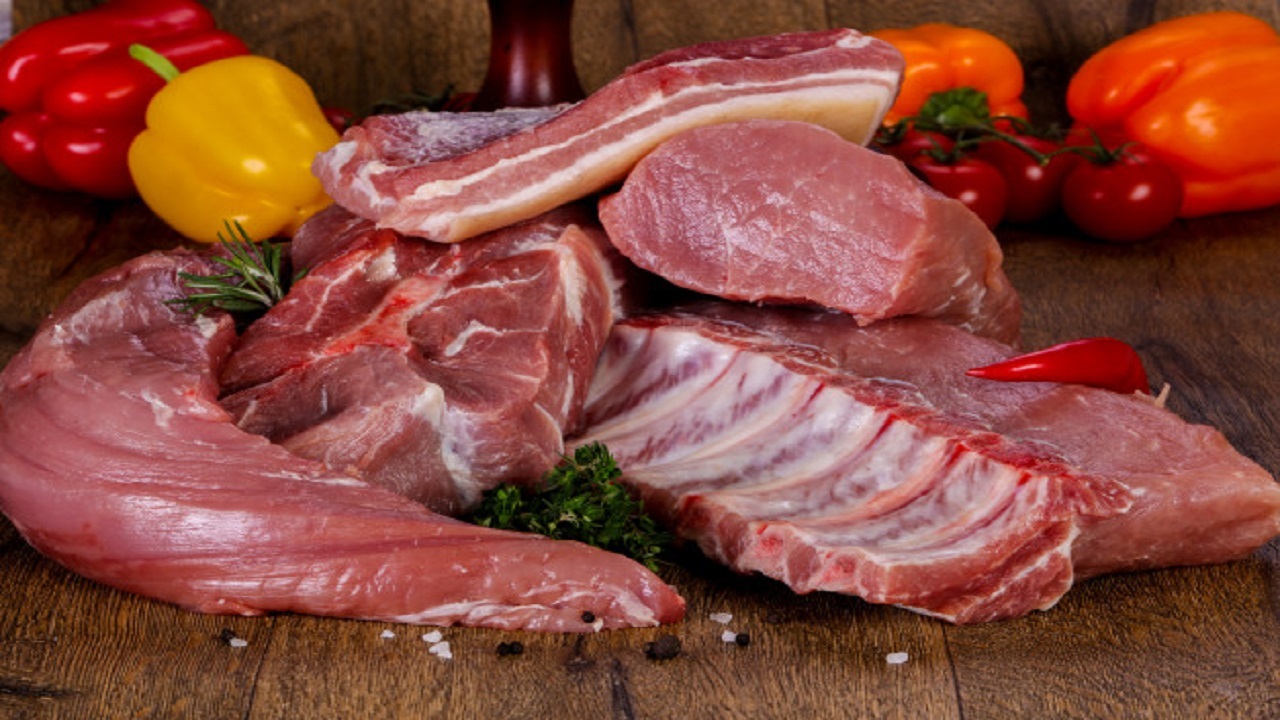 قیمت در بازار گوشت قرمز متعادل می‌شود/صادرات دام زنده متوقف نشده است