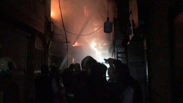 آتش‌سوزی گسترده در بازار بزرگ تهران / ۳۰ مغازه طعمه آتش شدند / بخش اعظمی از سقف دالون حاجب الدوله فرو ریخت / حادثه فوتی نداشت؛ یک نفر آسیب جزئی دید که سرپایی مداوا شد / آتش مهار شد