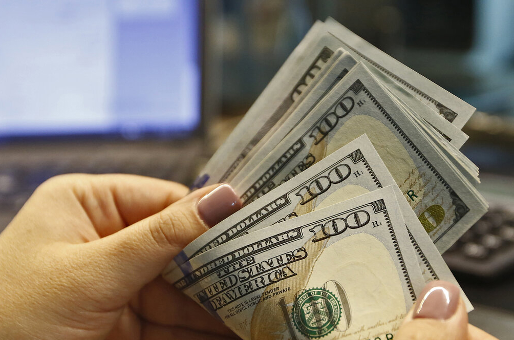 نوسان قیمت دلار در میانه کانال ۲۴ هزار تومان در صرافی‌های بانکی