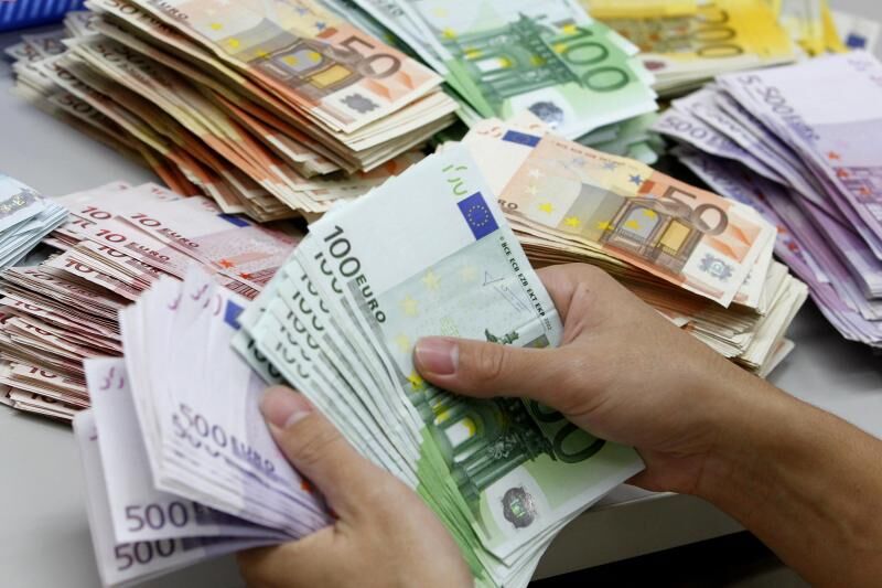 فرصت ۳ ماهه به دارندگان ۱۰ هزار یورو ارز خانگی/ بفروشید یا در بانک پس انداز کنید