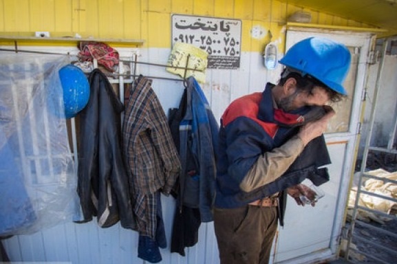 فقط ۴ درصد کارگران در ایران امنیت شغلی دارند/حذف حداقل‌های معیشتی از سفره ها/سایه سنگین گرانی ها‌ بر سر کارگران