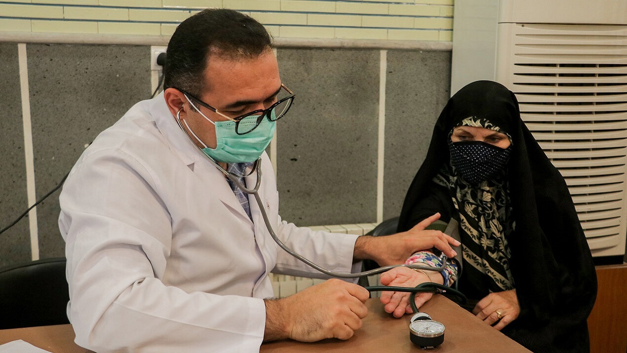 از ابتدای کرونا تا کنون ۵ هزار پزشک از ایران رفتند/زنگ خطر کمبود کادر درمان/بیش از نیمی از کادر درمان می خواهند بروند